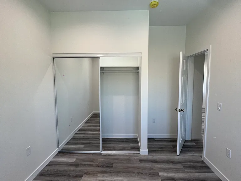 11616 Hamlin St — Photo 31