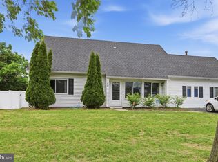 30 Pershing Ln, Sicklerville, NJ 08081