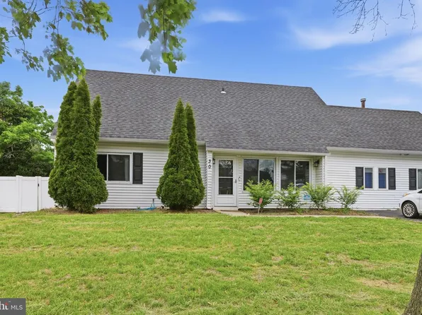 30 Pershing Ln, Sicklerville, NJ 08081