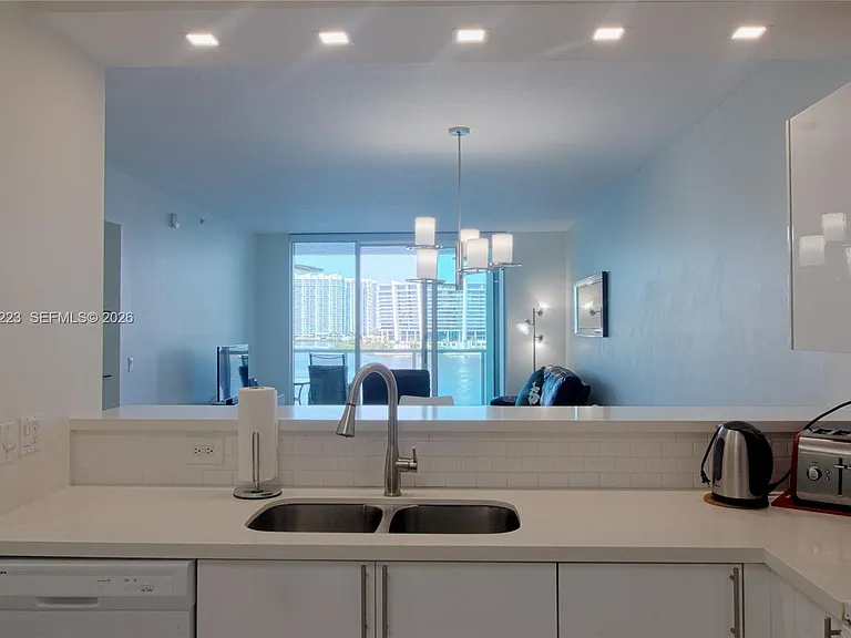18100 N Bay Rd #906 — Photo 24