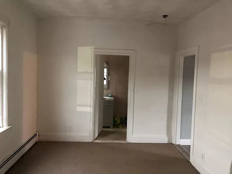 635 Fall River Ave — Photo 4