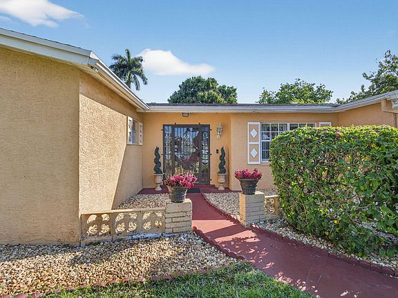 3rd image of 1827 Pinehurst Drive