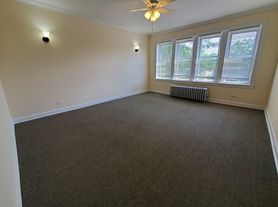 3056 W Irving Park Rd, Chicago, IL