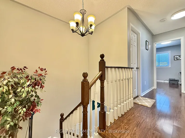 569 Walpole Cres — Photo 24