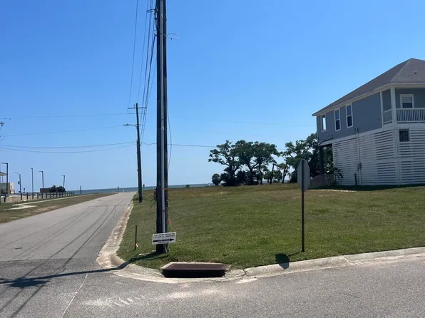 1524 Ellis St, Pass Christian, MS 39571