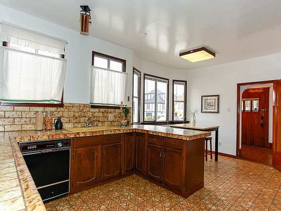 5th image of 465 Monticello St