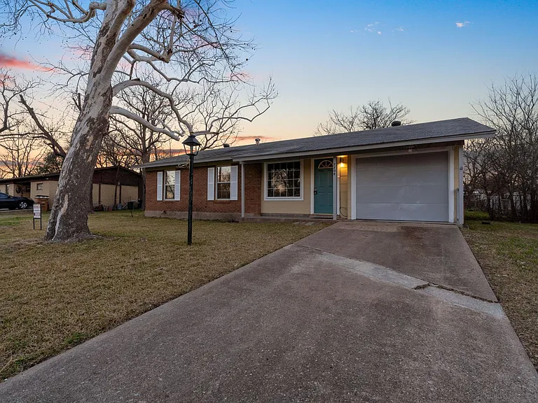 7704 Delafield Ln — Photo 1