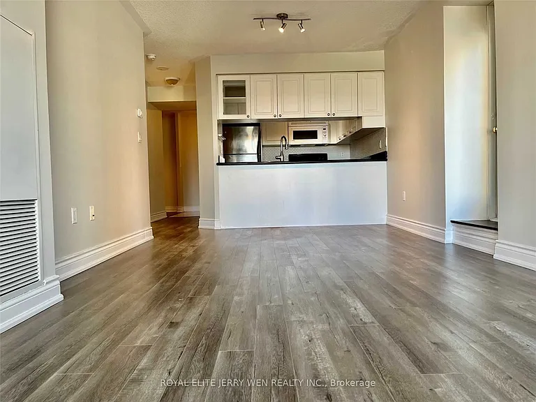 909 Bay St #811 — Photo 4