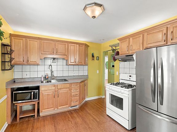 5th image of 19613 Rosedale St