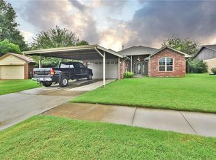 936 NE 4th St, Moore, OK 73160