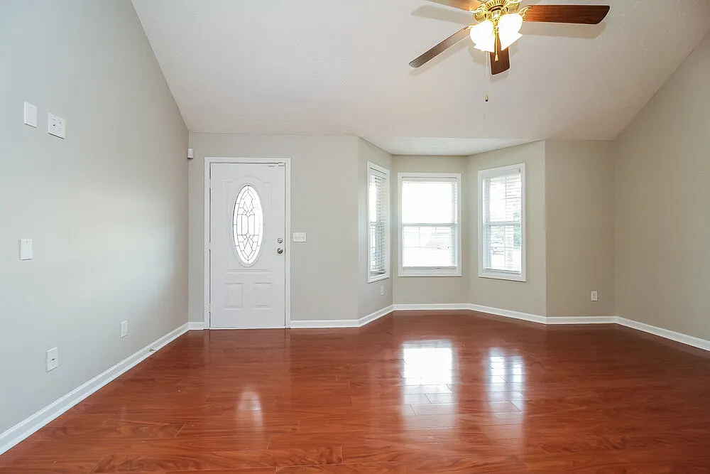 3 bed, 2.0 bath, 1382 sqft, $2,075 — Photo 3