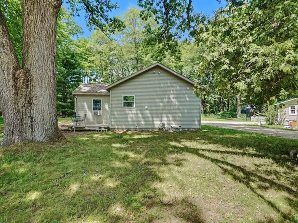 1147 S Bingham Ave, White Cloud, MI 49349