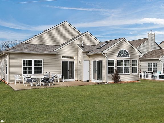 5th image of 52 Esplanade Dr