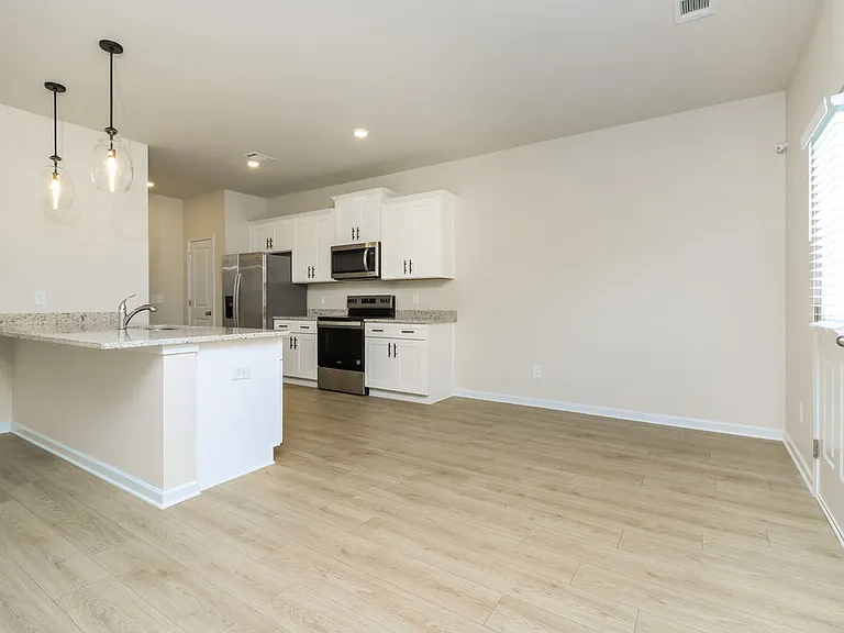 664 Mackenzie Cv — Photo 7