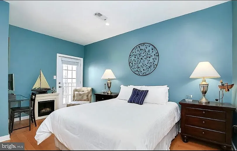 2 bed, 895 sqft, $3,300 — Photo 2