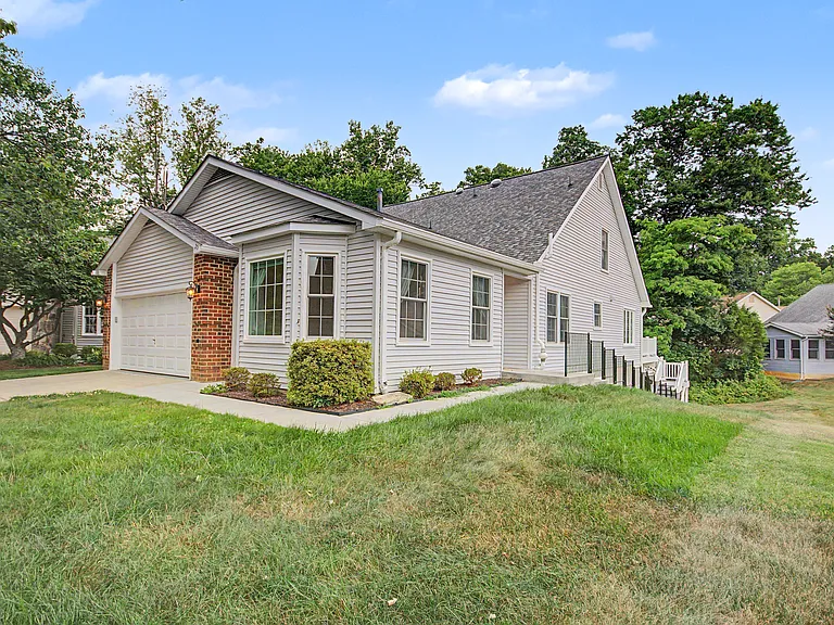 2501 Eastern Point Ct — Photo 3