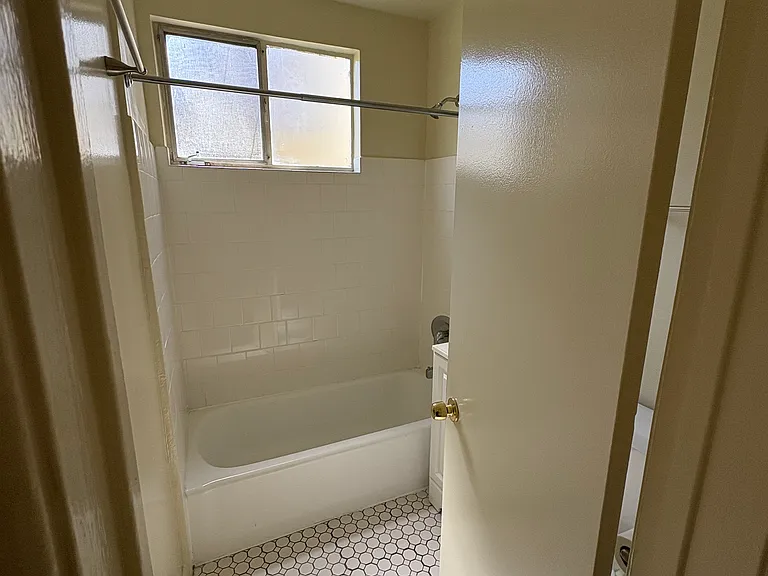 423 N El Molino Ave #3 — Photo 6