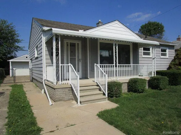 29561 Rosemont St, Roseville, MI 48066