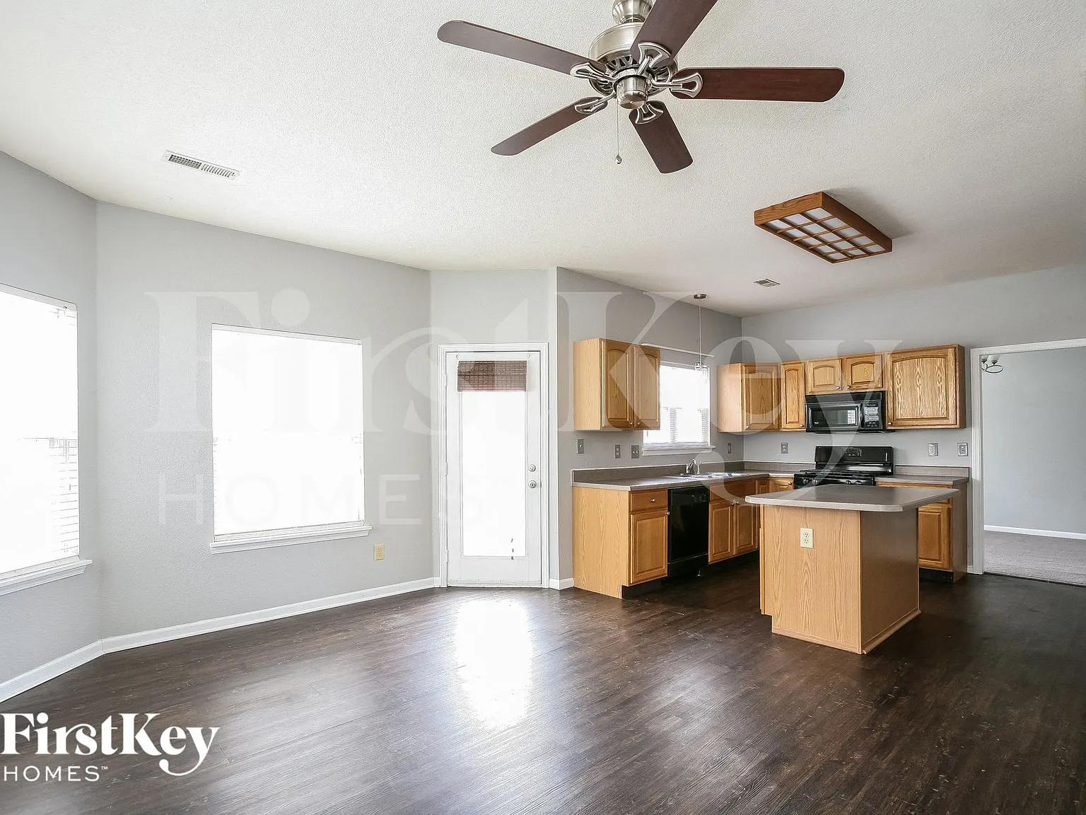 4 bed, 2.5 bath, 2348 sqft, $2,355 — Photo 4