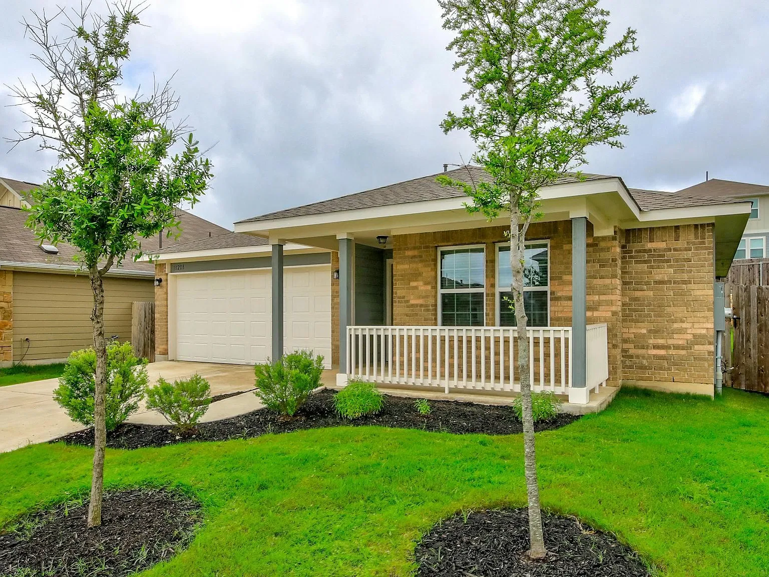 3 bed, 2.0 bath, 1317 sqft, $2,100 — Photo 2