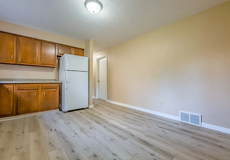 1103 E Samuel Ave — Photo 7