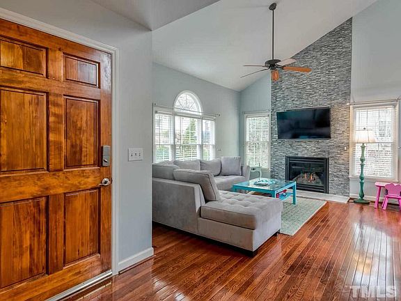 3rd image of 942 E Durness Ct