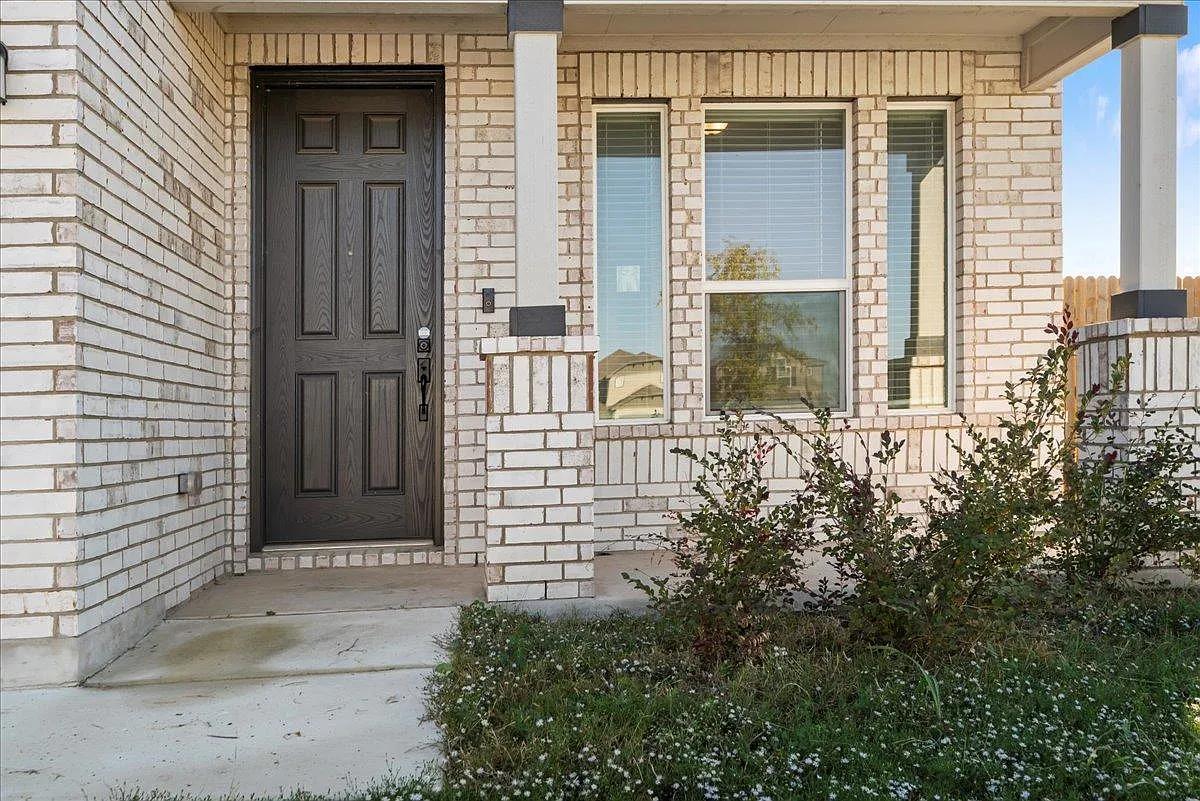 5 bed, 3.5 bath, 2891 sqft, $2,300 — Photo 2