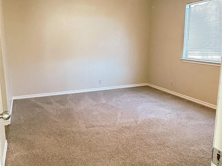 812 Primrose Ln — Photo 7