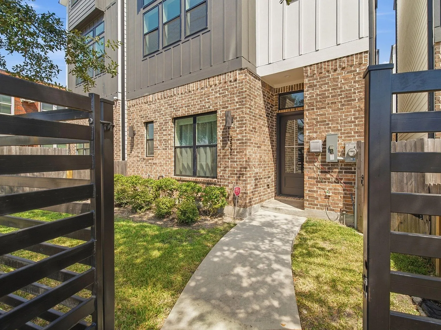 3 bed, 3.5 bath, 2350 sqft, $3,200 — Photo 3
