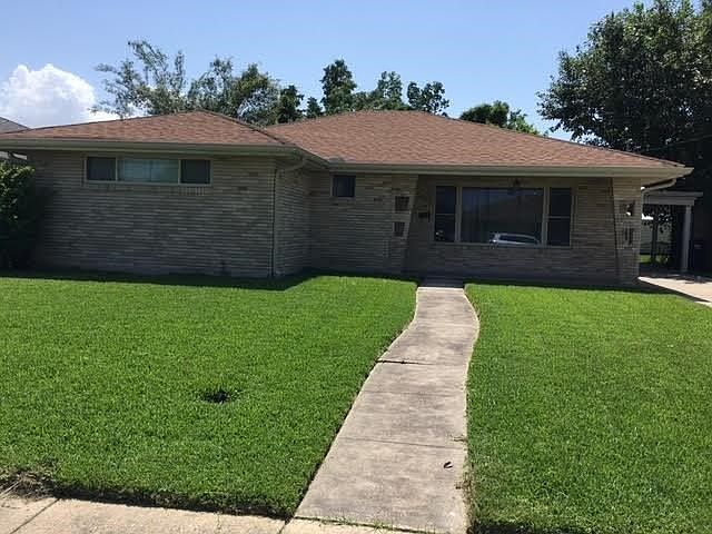Beautiful spacious 3 bedroom, 2 bath home near Schaumberg School.