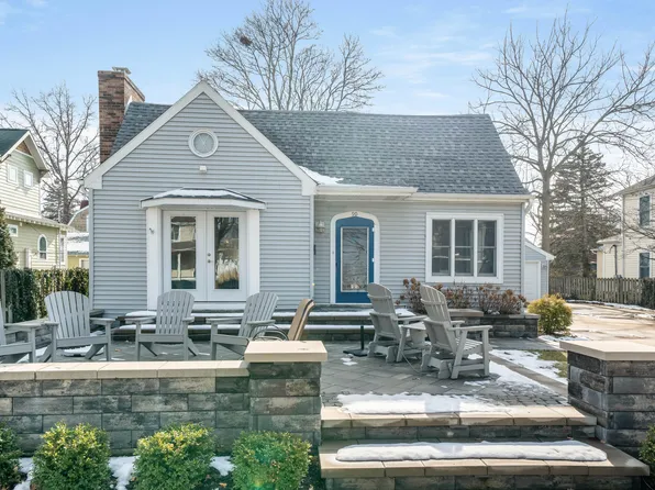 90 Clinton St, South Haven, MI 49090