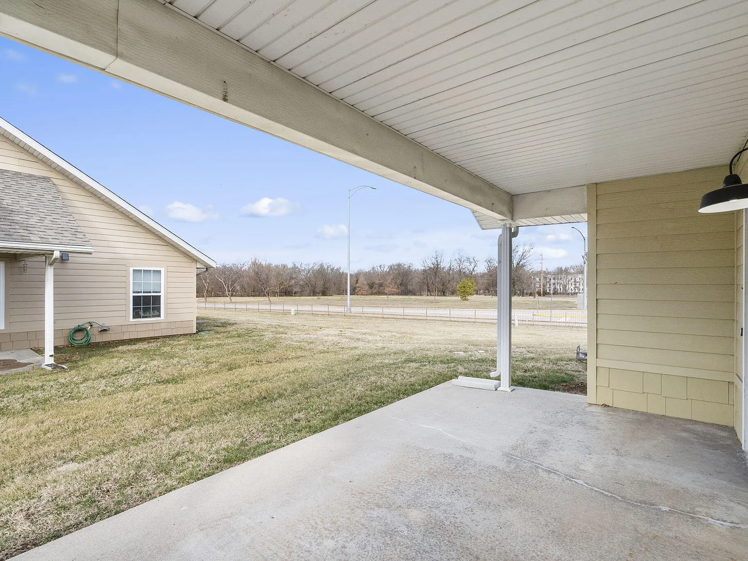 2 bed, 2.0 bath, 976 sqft, $1,595 — Photo 3