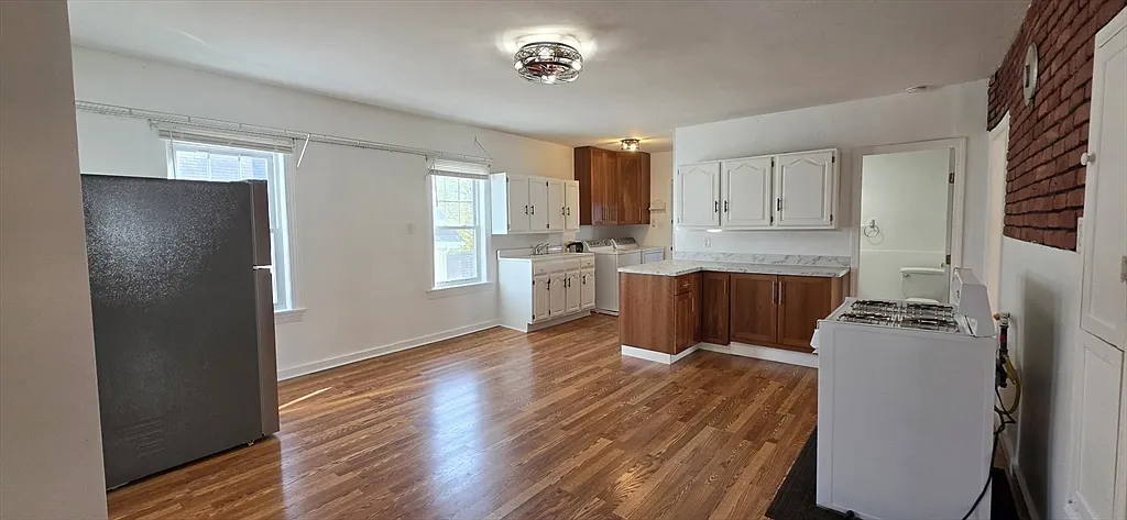 3 bed, 1.0 bath, 1066 sqft, $1,950 — Photo 2
