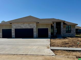 9815 Cumberland Dr, Papillion, NE 68046