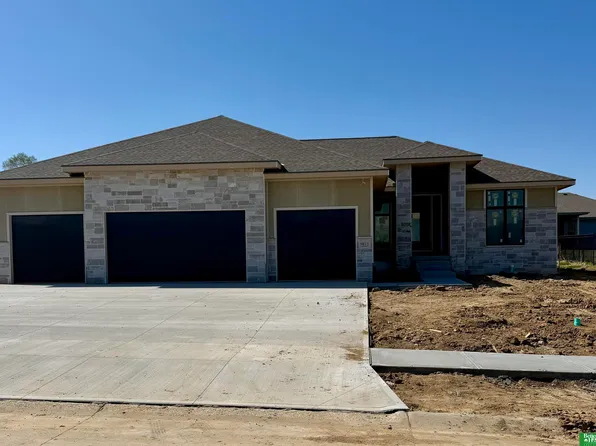 9815 Cumberland Dr, Papillion, NE 68046