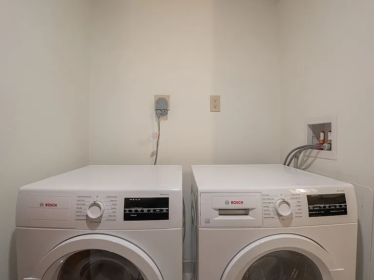 3055 N Oakland Ave — Photo 12