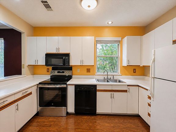 4th image of 716 N Walnut Woods Cv