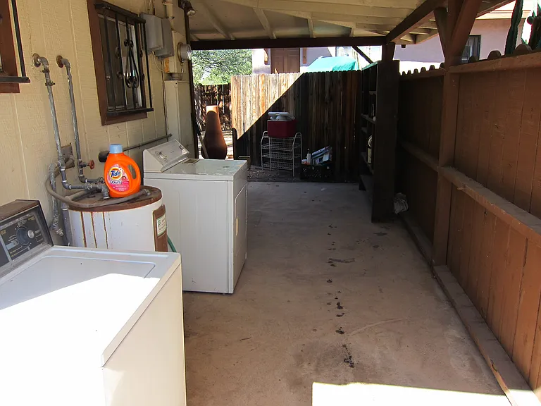 724 E 1st St #2 — Photo 5