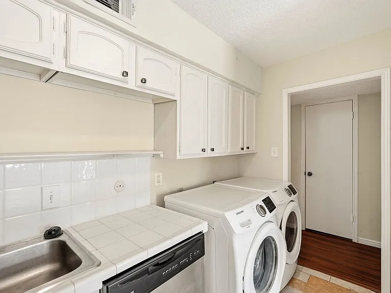 496 N Post Oak Ln — Photo 13