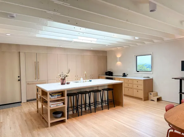 (undisclosed Address), Portland, OR 97215