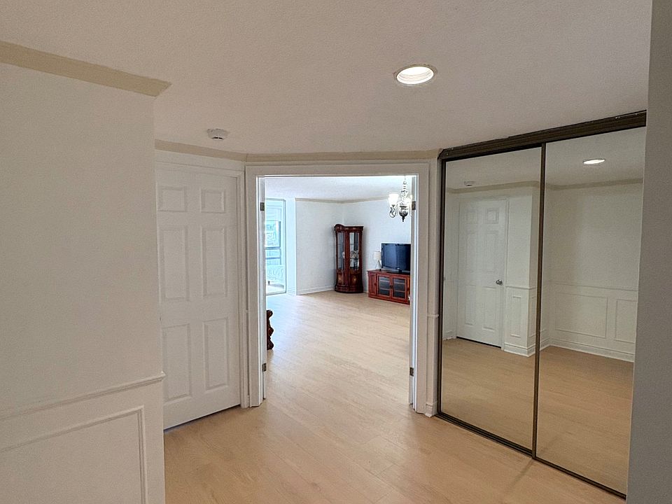 1st image of 77 Carlton St #704