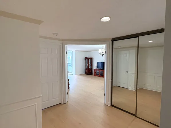 77 Carlton St #704, Toronto, ON M5B 2J7