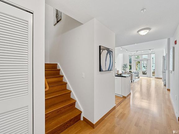 2nd image of 88 King St Unit 112