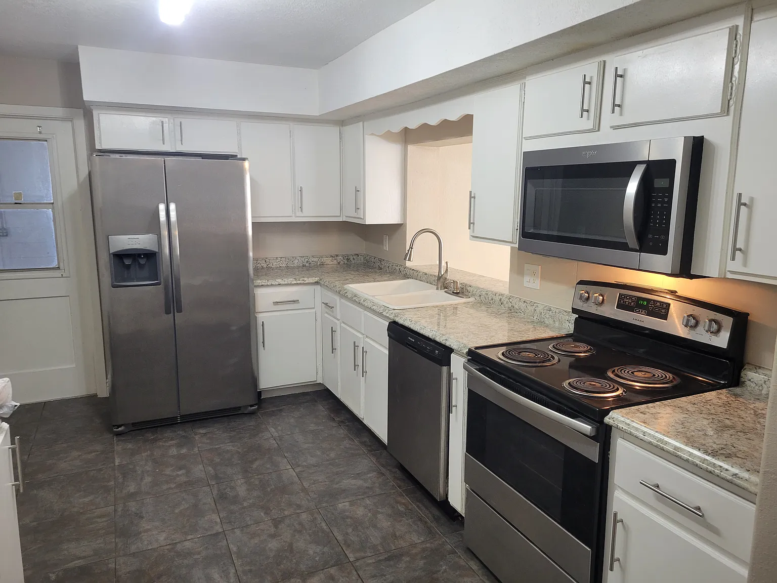 4 bed, 1350 sqft, $2,075 — Photo 4