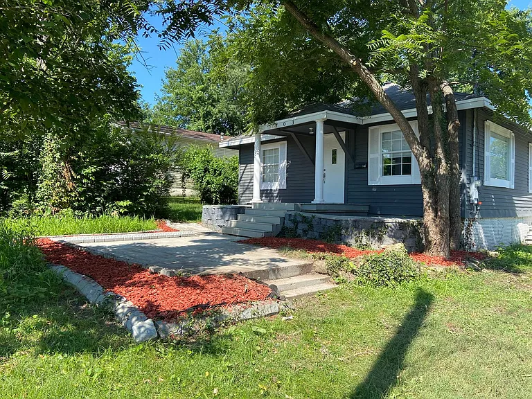 703 Brown St — Photo 3