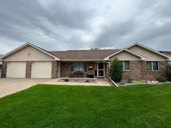 4752 Camelot Dr, Dubuque, IA 52002