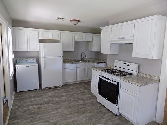 4th image of 2609 Douglas Dr