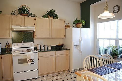 Large, bright kitchen!