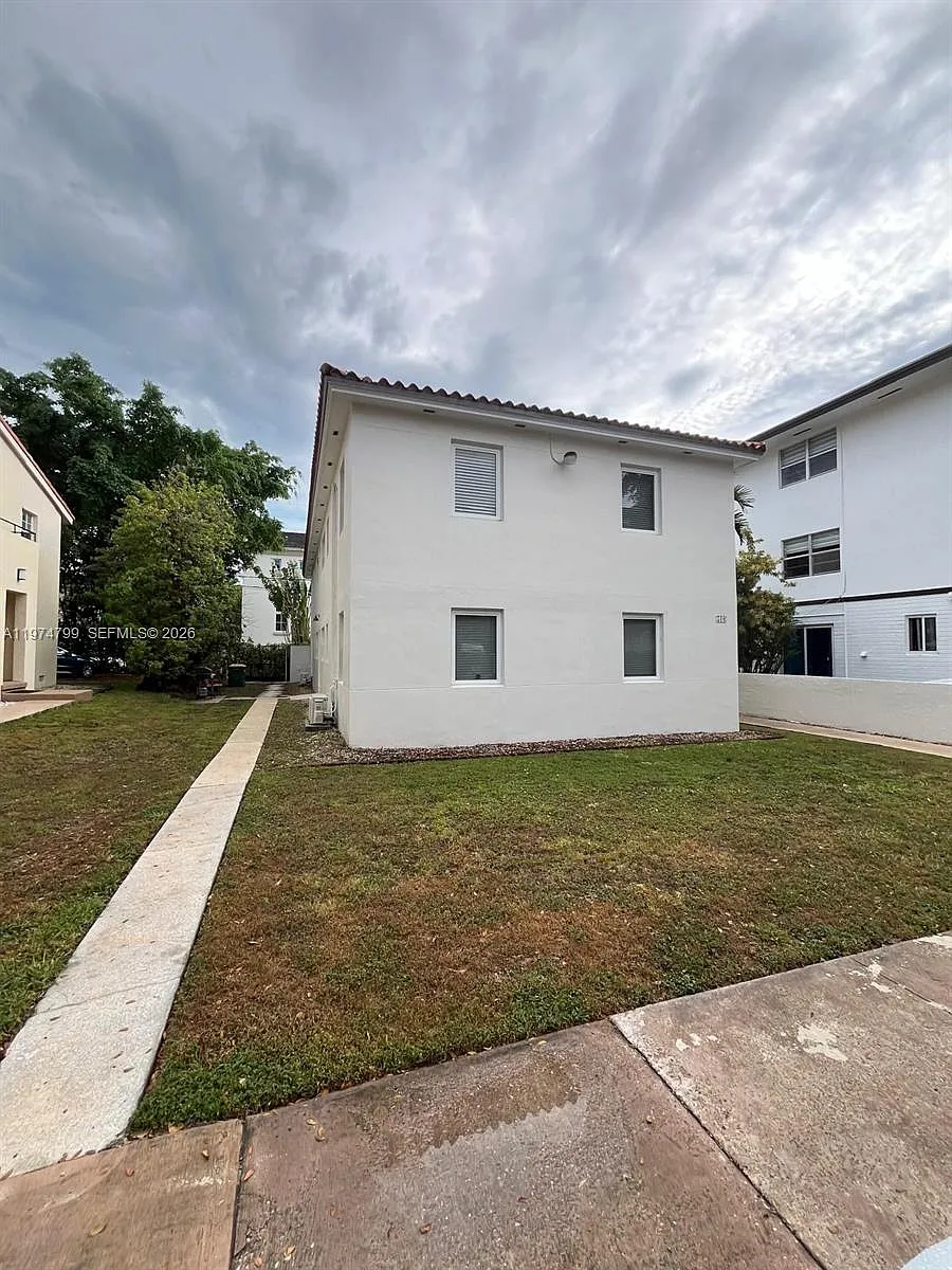 Building Photo - 510 Santander Ave