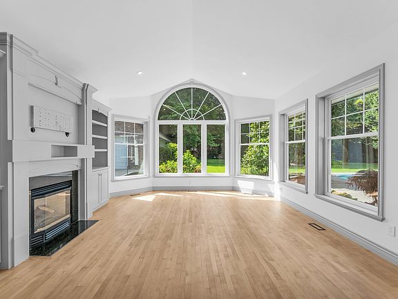 3rd image of 13688 32nd Ave